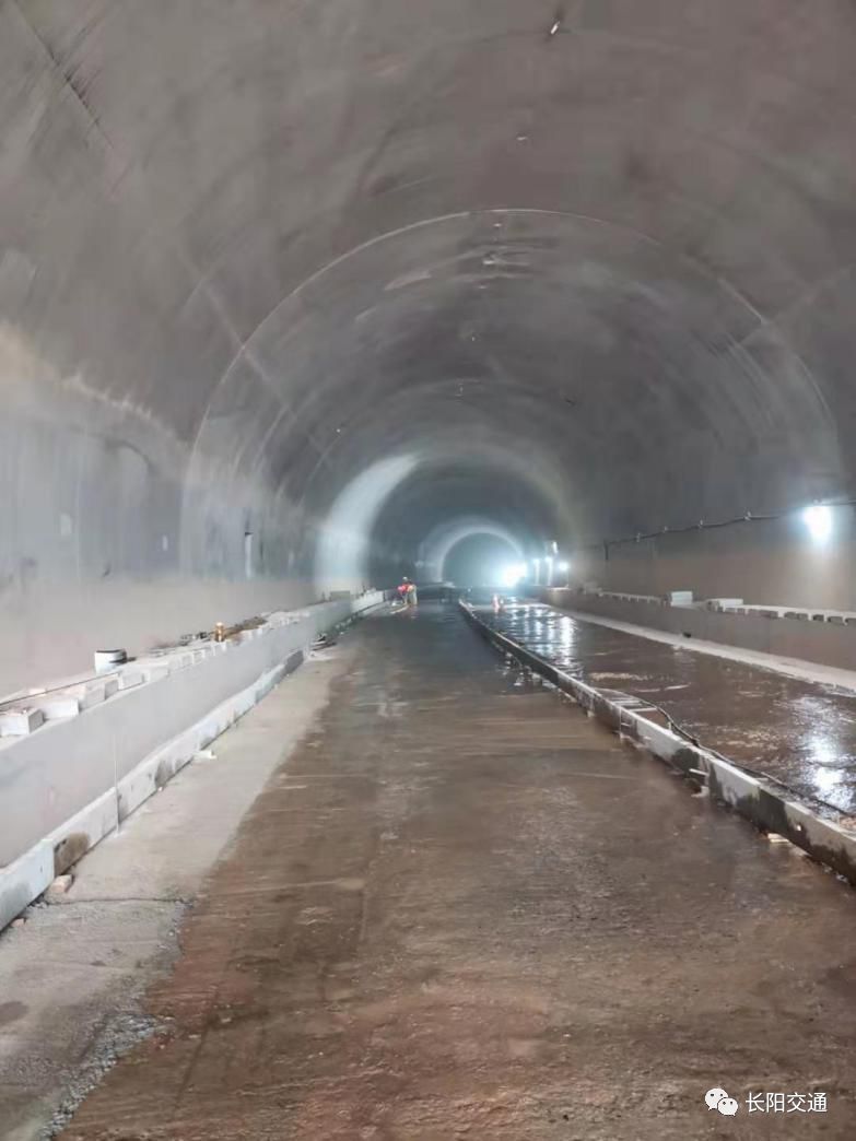 宜昌至長(zhǎng)陽(yáng)快速通道雞公巖隧道雙洞貫通，區(qū)域交通迎來(lái)新篇章